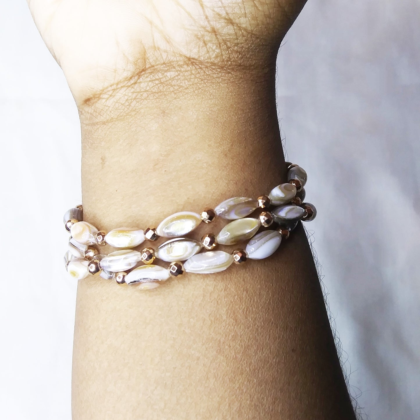 gold color shell bead stretch bracelet