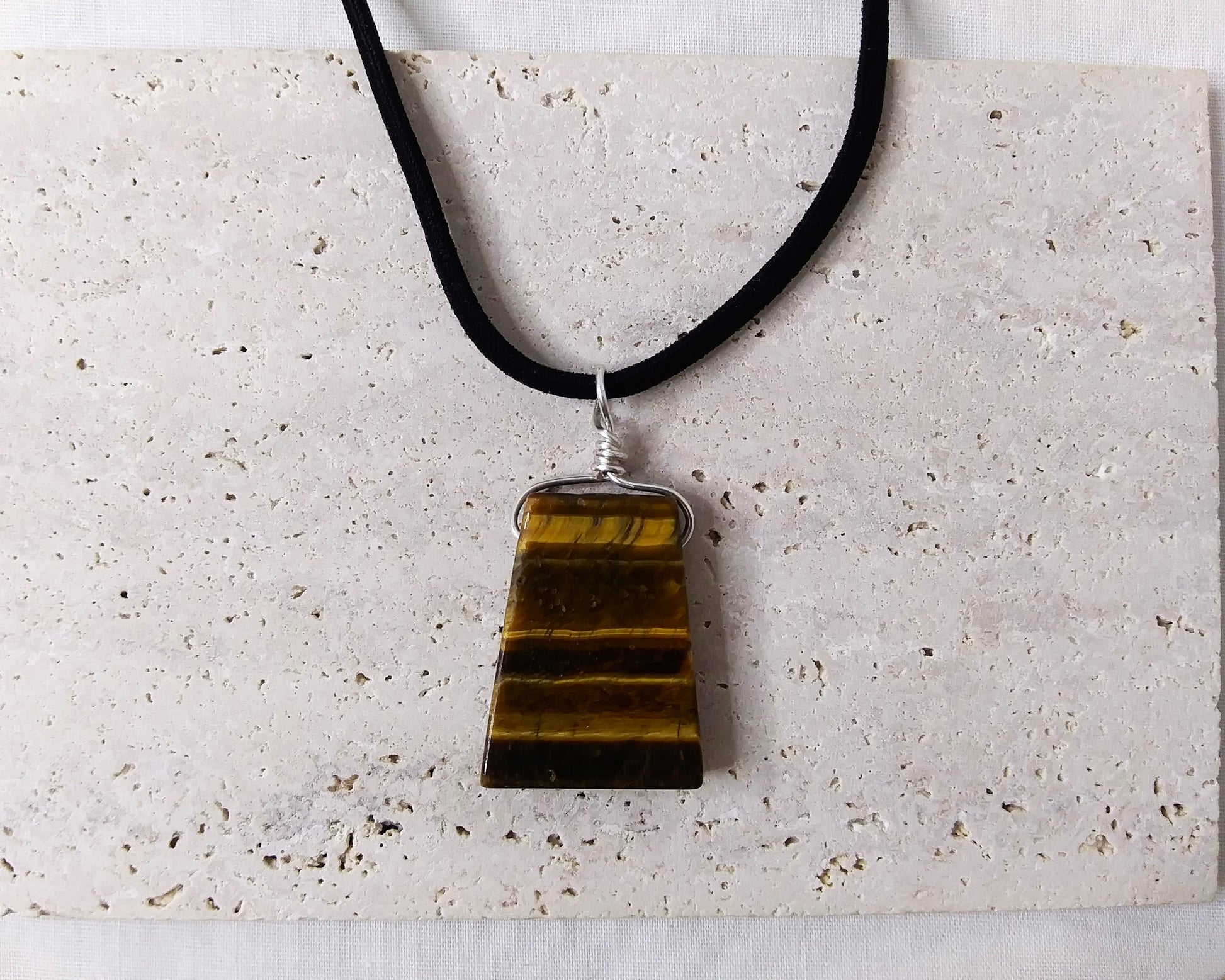 Large gemstone pendant choker