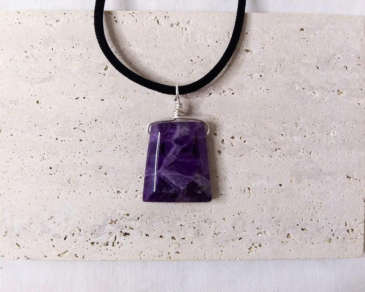 Large gemstone pendant choker